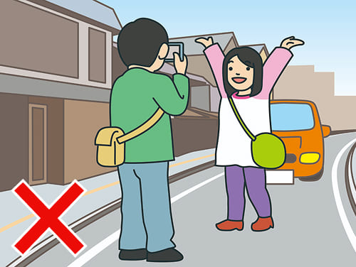 道路上の写真撮影で通行を妨げない